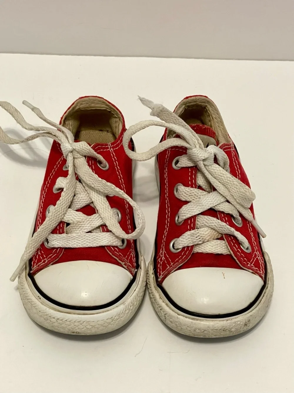 Converse All Star Chuck Taylor Classic Low Top Kids Sneakers Youth Size 6 Red